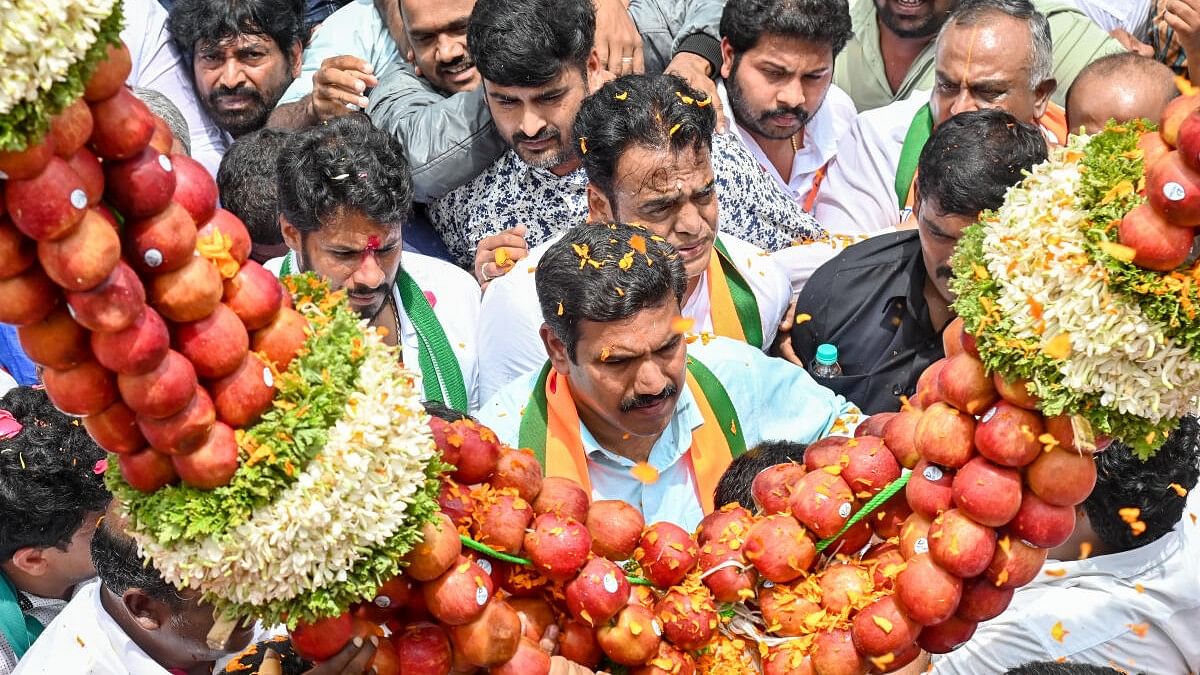 <div class="paragraphs"><p>B Y Vijayendra, Nikhil Kumarswamy, C N Ashwath Narayan presented with garland of Apples by local BJP leaders during BJP-JD(S) Padayatra from Raghavendraswamy mutt on Narayanshastry road to Maharaja's college ground in Mysuru on Saturday.&nbsp; </p></div>